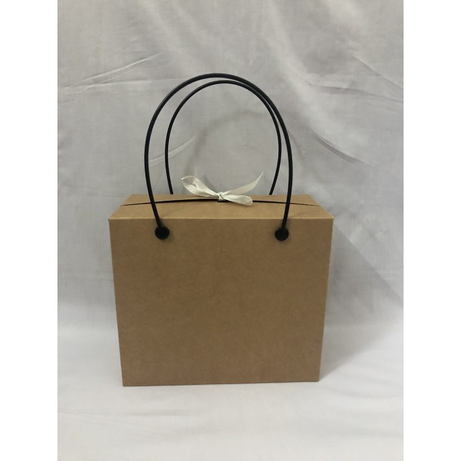 Hộp giấy mặt kiếng có quai xách kích thước 10 x 14 x 6cm/hộp