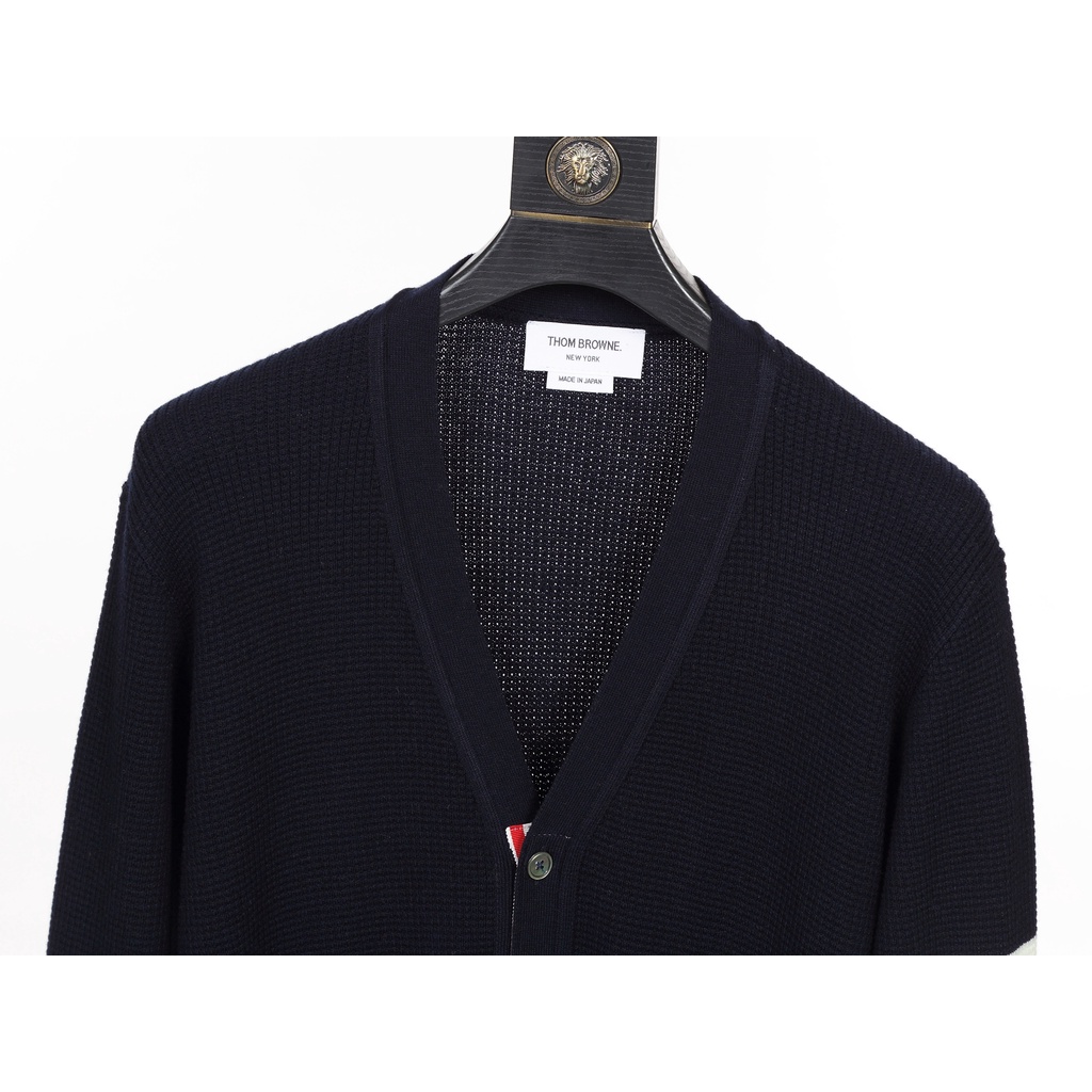 Áo khoác cổ tim Cardigan nam nữ dệt kim Thom Brow.ne 4-Bar 20235 chất vải nhung tăm cao cấp thiết kế tay áo kẻ sọc