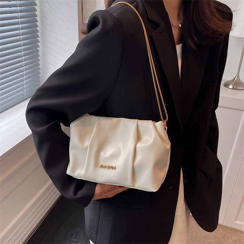 Túi Xách Đeo Chéo Hình Đám Mây Phối Dây Xích Thiết Kế Mới Thời Trang Cho Nữ