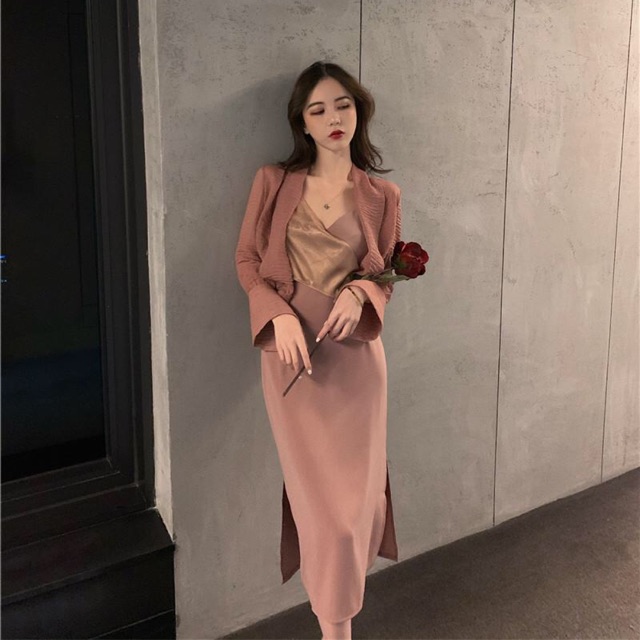 Set trang phục đầm Maxi hai dây ngực đắp chéo xẻ tà và áo khoác kiểu sơ mi