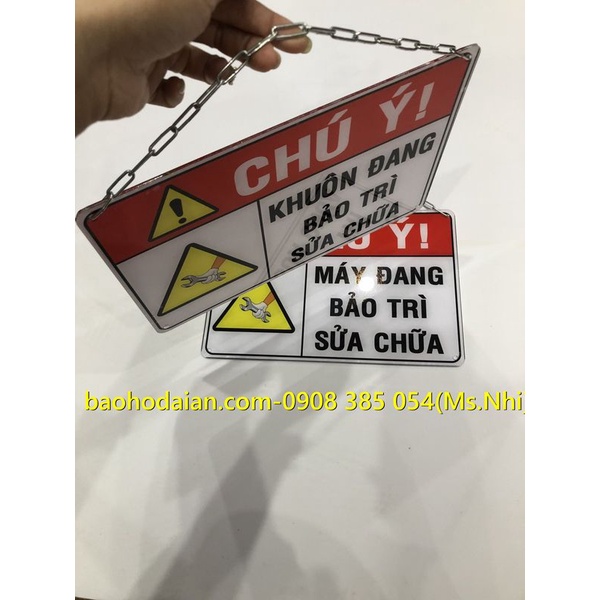 Bảng báo mica nội dung ''máy đang bảo trì sửa chữa'' có dây xích treo tiện lợi (20x30cm)-Hình thật