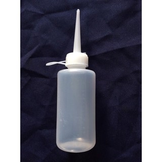 Bình châm dầu nhớt 120ml loại nhựa trắng tốt. và loại đầu ra bằng kim loại..