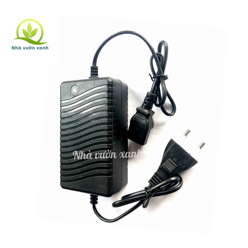 Cục sạc bình xịt phun thuốc 12V, tự động ngắt điện khi sạc đầy.
