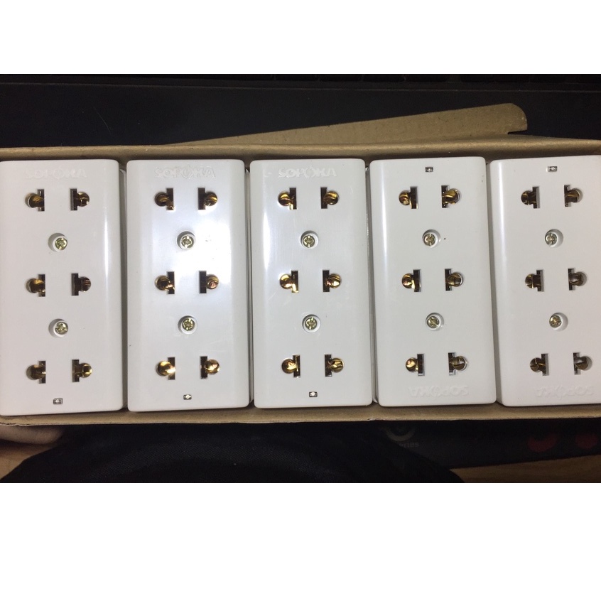 Ổ cắm 3 lỗ E14/E14N Sopoka