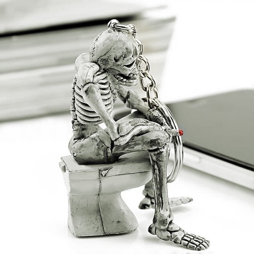 Móc khóa hình bộ xương ngồi nhà vệ sinh độc đáo ngộ nghĩnh