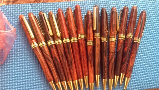 Bút gỗ sưa và Huyết long