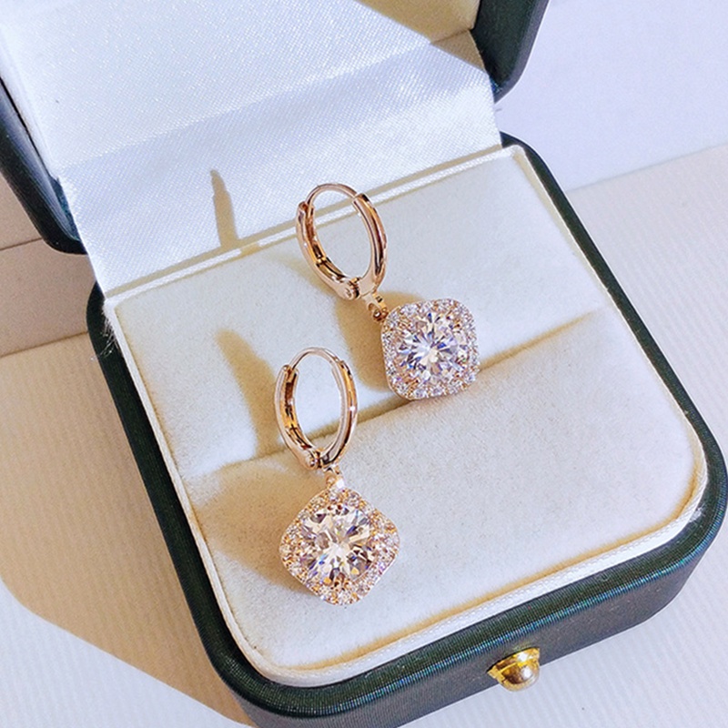 Item Weight : 0.01kg Main Stone : Zircon Metals Type : Gold Filled Occasion : Anniversary Side Stone : CRYSTAL Shapepattern : Geometric Style : TRENDY Note: Các sản phẩm có chất liệu vàng, kim cương, đá quý trong shop đều là xi mạ/ nhân tạo.
