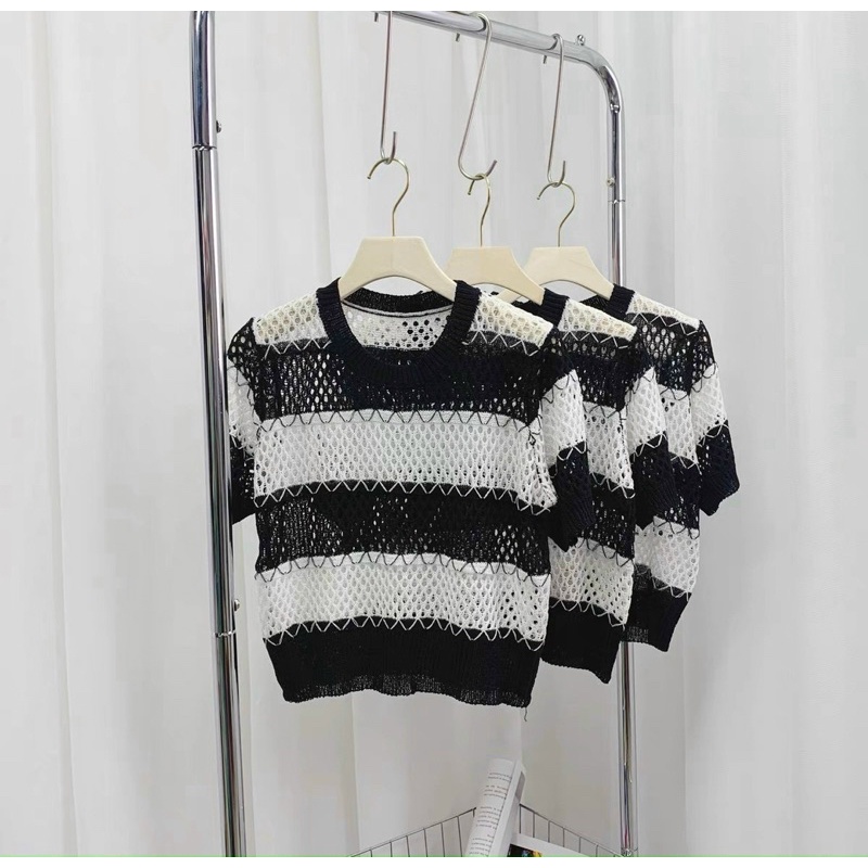 Áo Len Đan Lưới Cổ Tròn Sọc Ngang Đen Trắng Dáng Lửng