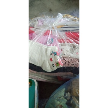 quần áo tặng cho bé