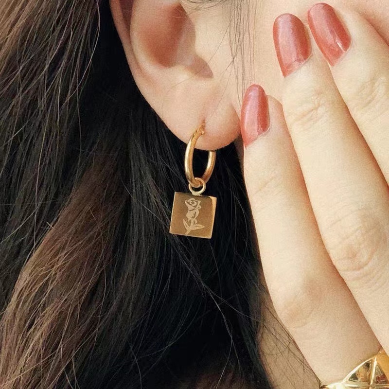 Bông tai bằng thép titan hình tròn/ vuông họa tiết hoa hồng/ chân dung không phai màu đơn giản sang trọng cho nữ