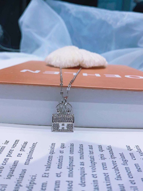 Dây chuyền titan mặt túi xách hiệu mạ bạch kim