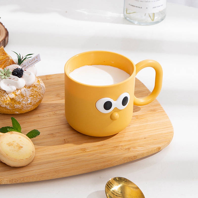 Cốc Uống Nước Bằng Nhựa Có Tay Cầm Họa Tiết Hoạt Hình Dễ Thương  - BABYVIP