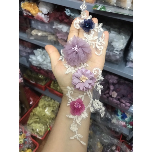 Tấm vải ren đính hoa