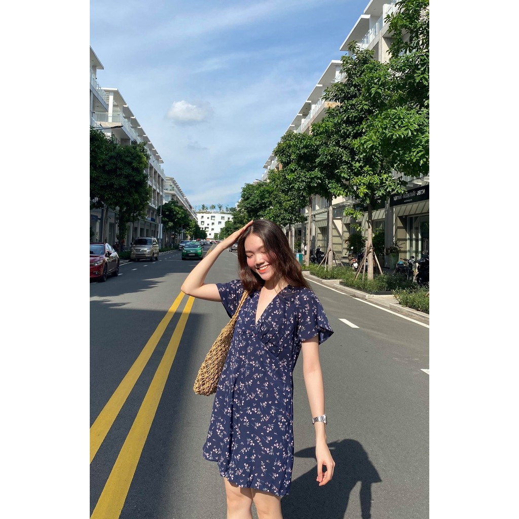 Jump hoa cổ V nút bọc