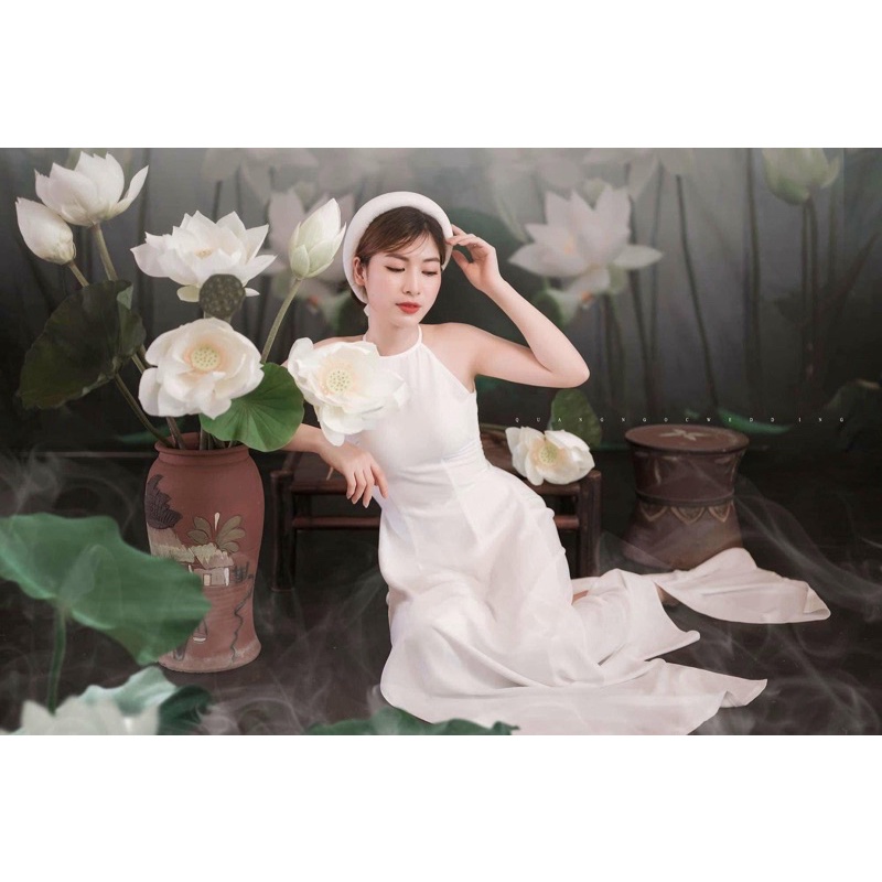 Yếm trắng chụp sen