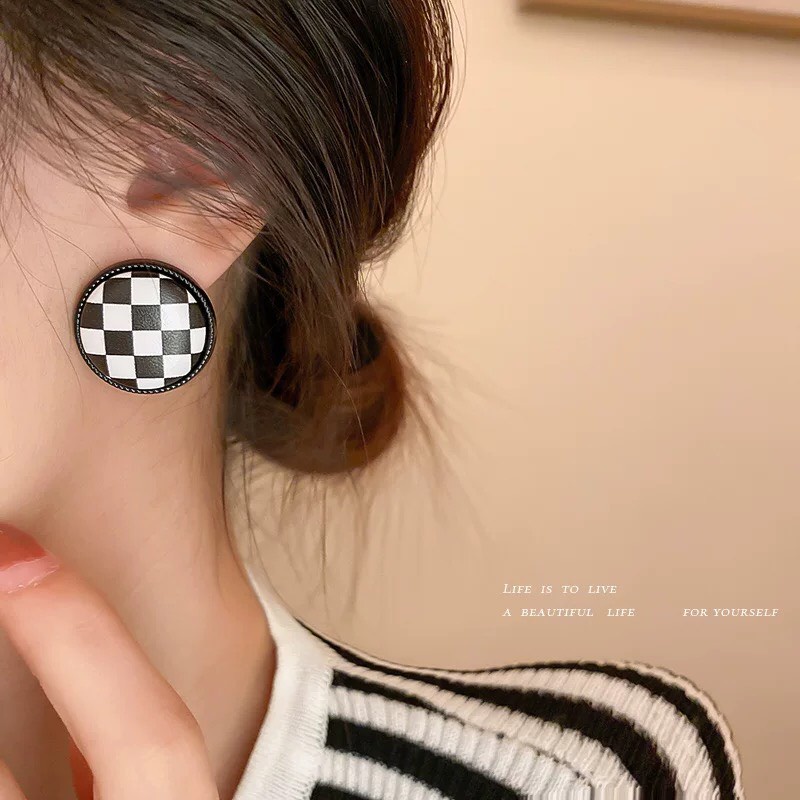 Bông Tai Trắng Đen Sang Trọng Quý Phái Phong Cách Hàn Quốc Dobi B1