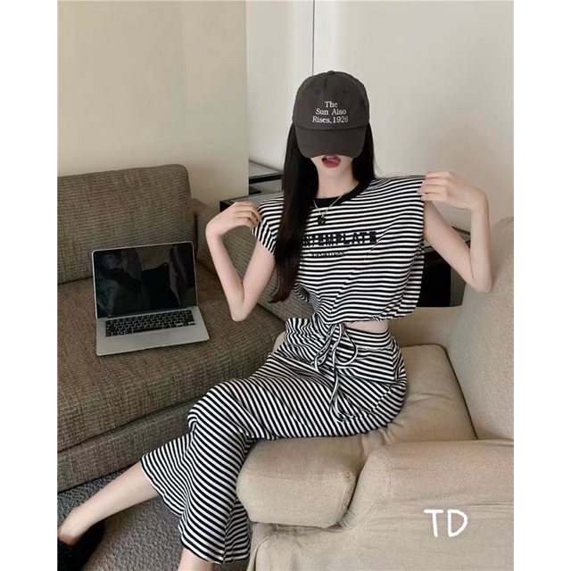 Set áo len kẻ + chân váy đuôi cá