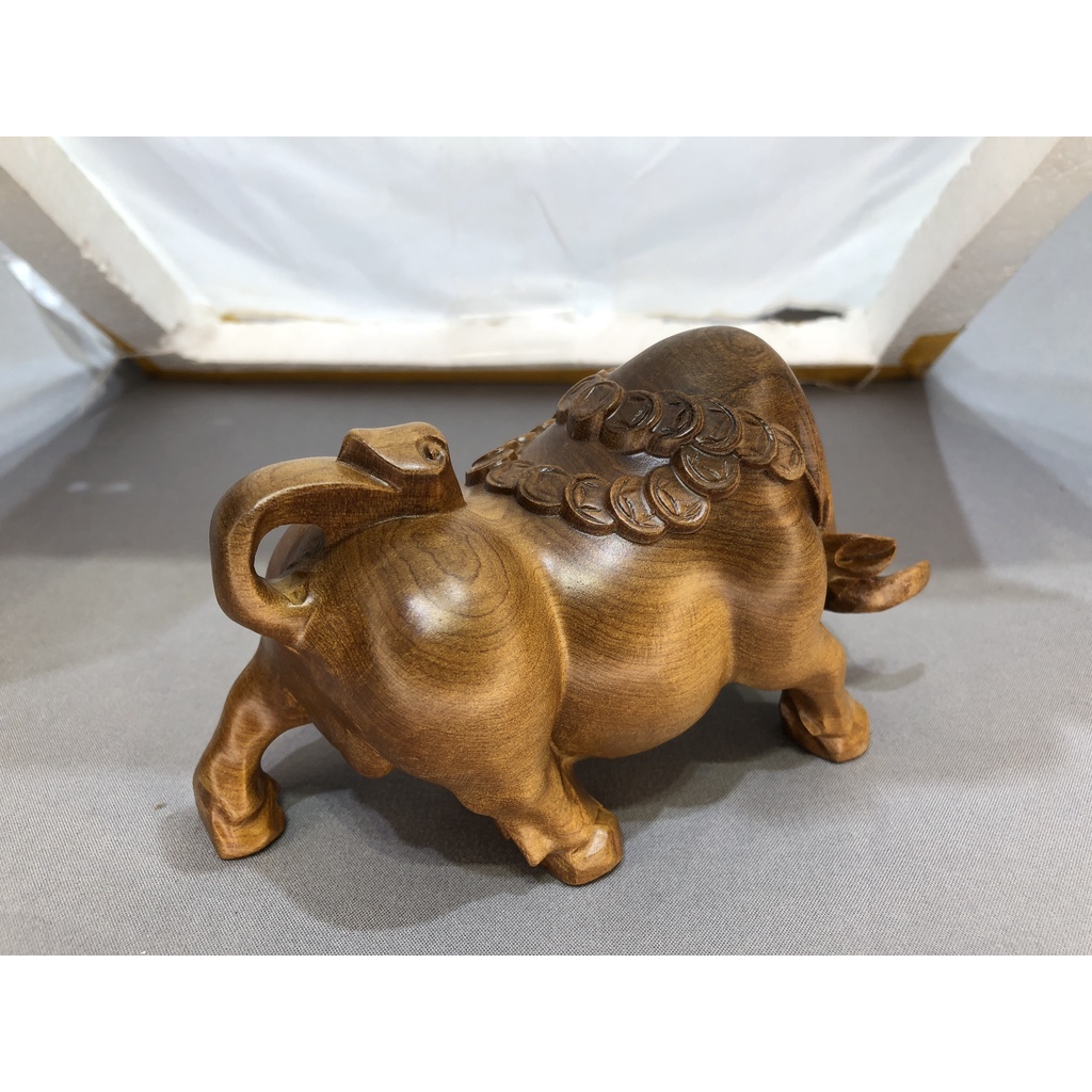 Tượng Con Bò Phố Wall  gỗ kích thước 15 x 7 x 8 Cm