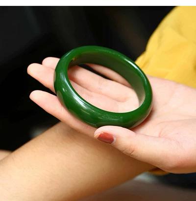 Vòng Đeo Tay Ngọc Bích Xanh Lá Cây Sành Điệu Cho Nữ