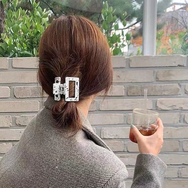 Kẹp tóc cỡ lớn thiết kế rỗng màu trắng/đen họa tiết phun sơn đơn giản thời trang Hàn Quốc