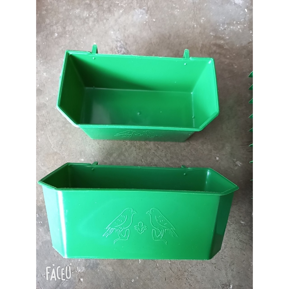 Máng nhựa xanh cho gà chim đựng thức ăn