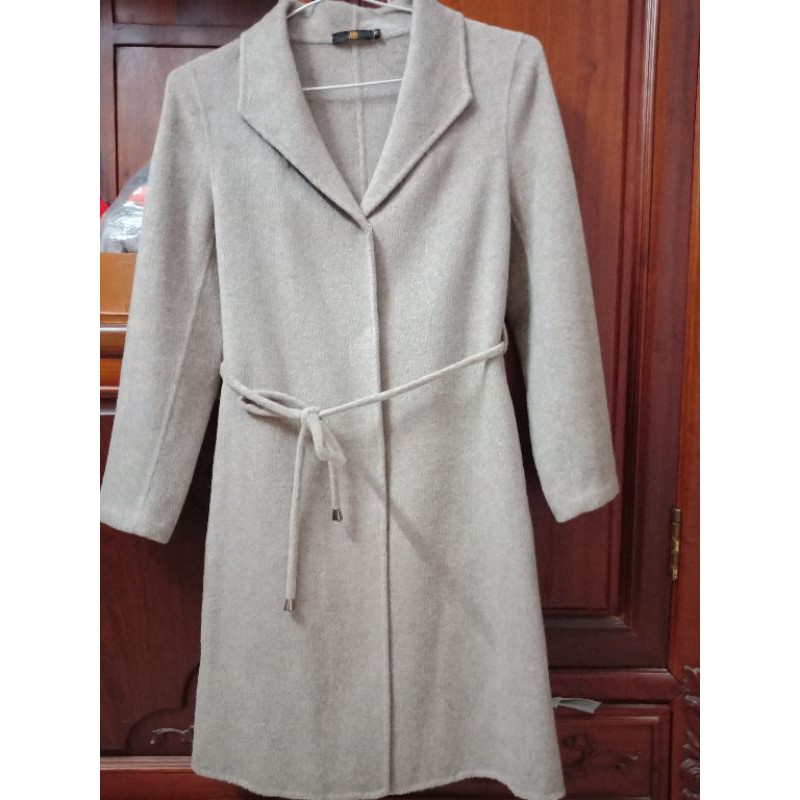 Thanh lý áo khoác măng tô dạ len lông cừu cao cấp hàng hiệu KB, giá gốc 9.000.000 đồng.