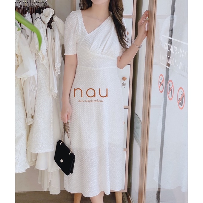 Đầm trắng cổ xéo dáng dài