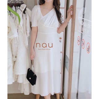 Đầm trắng cổ xéo dáng dài
