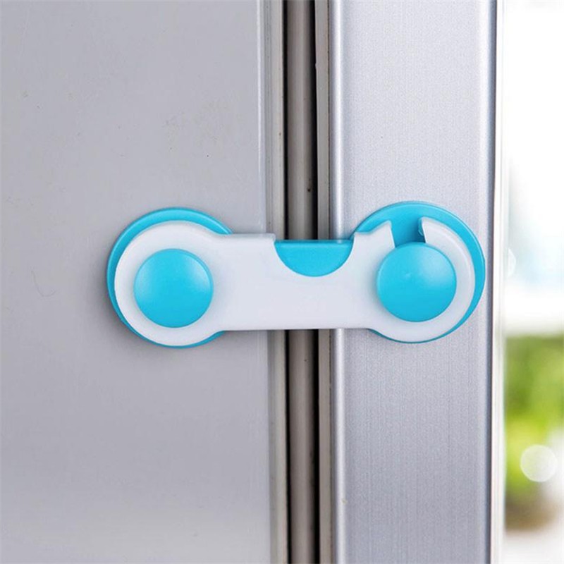Khóa tủ an toàn cho bé giúp cố định các ngăn kéo tủ, cửa ra vào nhằm tránh trường hợp bé bị kẹt tay Dụng Cụ Khóa Cửa Tủ