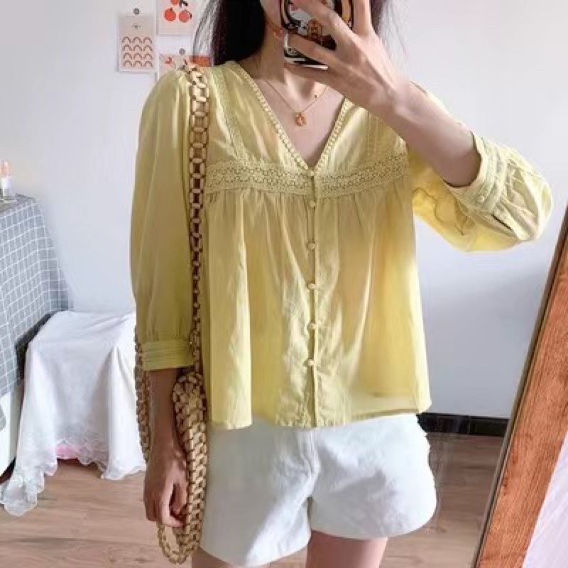 Áo sơ mi tay lửng thêu ren cổ chữ V