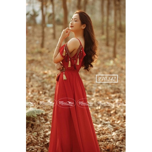 ĐẦM MAXI LỤA ĐỎ TRẮNG VÀNG PHỐI TUA RUA HAI DÂY RỚT VAI VÁY XẺ TÀ