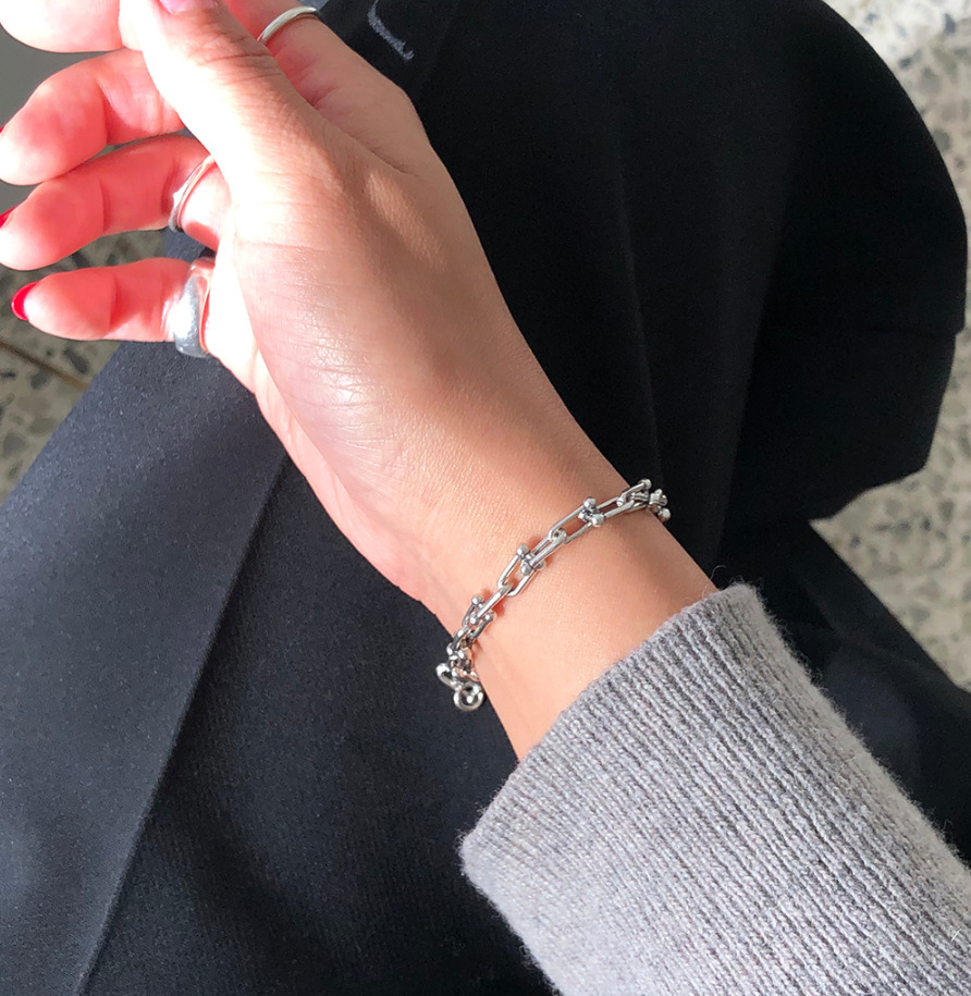 Vòng tay chữ U đơn giản hợp thời trang