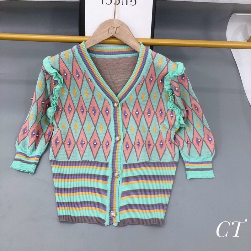 Áo len cardigan tay lửng bo ống, họa tiết thổ cẩm tone xanh tôn la, lạ mắt, phối bèo vai