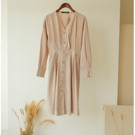 Váy Thiết Kế Xòe Cổ Tim MOMOCO Vạt Chồng Đai Eo Màu Be Chất Tuýt Si Mềm Mịn M2572