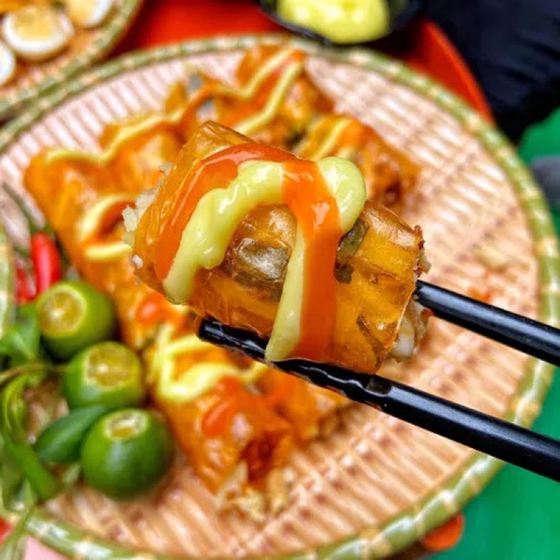 Bánh tráng vuông đỏ Mạnh Hùng dùng để cuốn bánh tráng bơ thơm ngon
