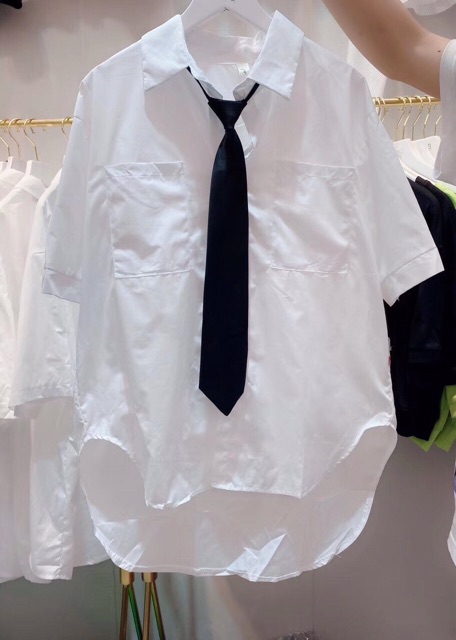 Áo sơ mi trắng kèm cà vạt