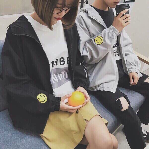 Áo khoác dù nữ đẹp mặt cười vui tươi