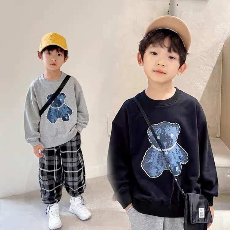 ÁO BOMBER ĐEN GHI CỔ BÒ XANH IN GẤU CHO BÉ