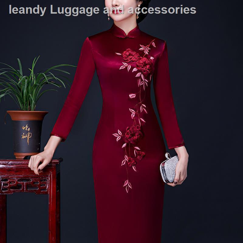 Đầm sườn xám cách tân tay dài vải nhung ba chiều thêu họa tiết thời trang thu đông cho nữ