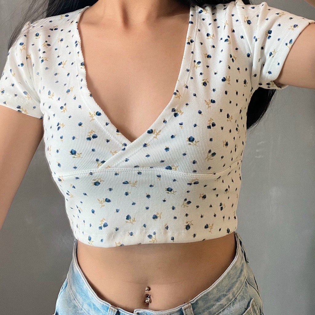 Áo croptop Cổ V Hoa Nhí Ôm Trọn Vòng 1  A5162
