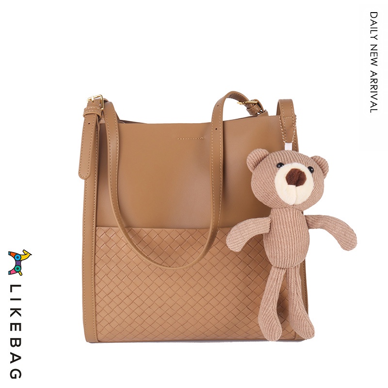 Túi đeo vai thời trang LIKEBAG vân chìm kèm móc gấu 225DJ0596 - LIBAGI