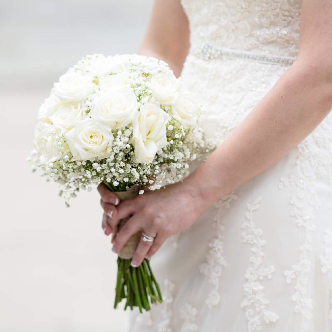 Bó Hoa Giả Màu Trắng Dùng Trang Trí Tiệc Cưới