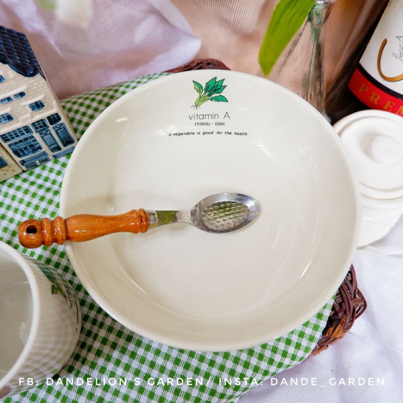 Tô và ly vẽ hình rau cải