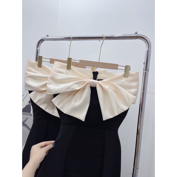 Váy Đen Bệt Vai Nơ Ngực Bản To