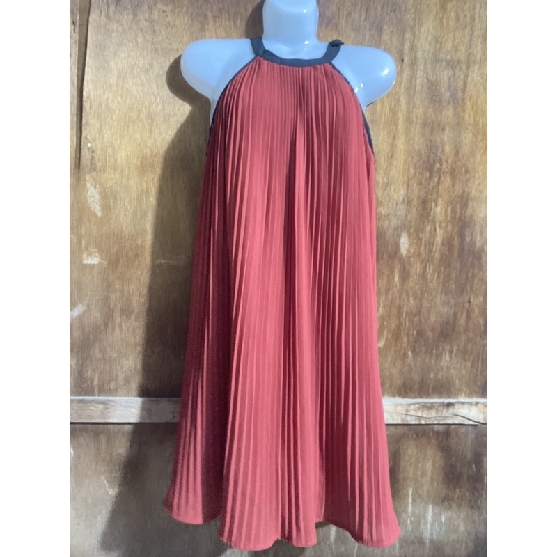 THANH LÝ TỦ ĐỒ: ĐẦM XẾP LY CỔ YẾM ĐỎ CAM ĐẤT SIZE M/L