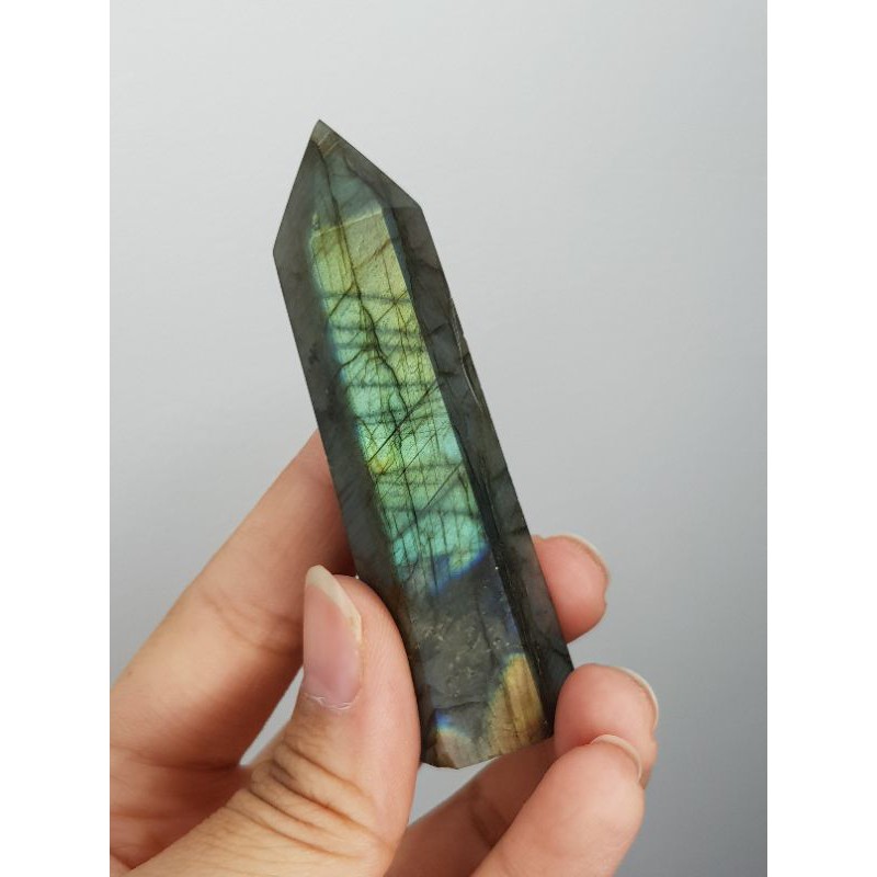 Trụ Labradorite đá xà cừ dùng trong thanh tẩy Tarot, thiền định