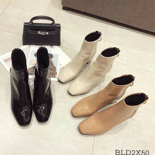 Bốt da bóng mịn, trần chỉ gân giữa giữ form tôn dáng
