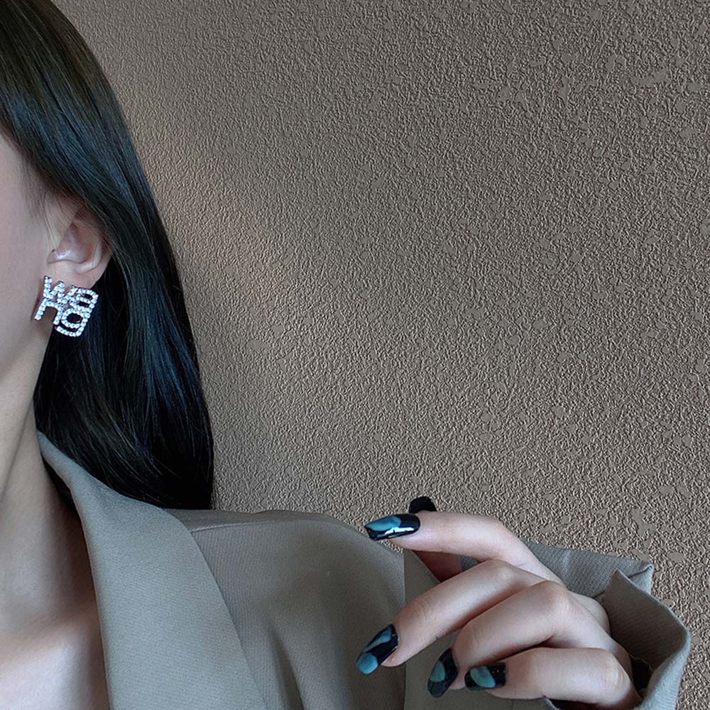 Khuyên tai hình chữ đính đá kiểu dáng sang trọng cá tính dành cho nữ