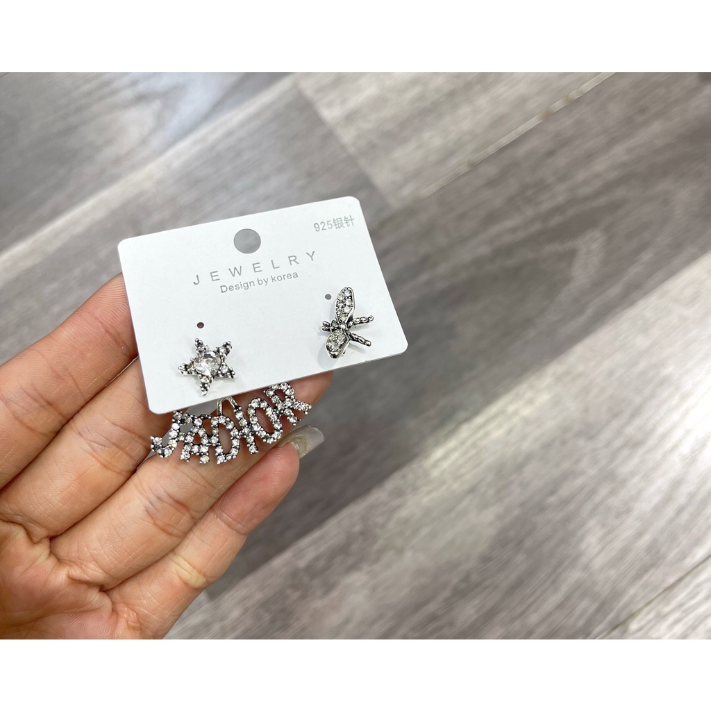 Hoa tai con ong hai bên khác nhau sang chảnh hot nhất thị trường