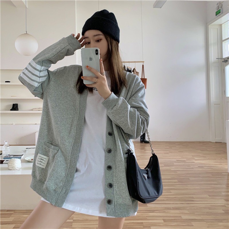 ÁO CARDIGAN MỎNG KẺ SỌC CELEB THOM Browne - ÁO KHOÁC LEN CARDIGAN CỔ TIM SỌC TAY ĐEN XÁM | BigBuy360 - bigbuy360.vn